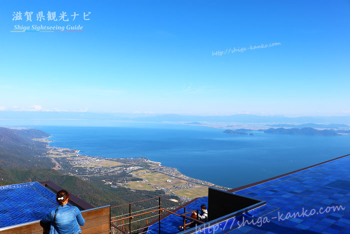 びわ湖テラスから見る沖島と竹生島