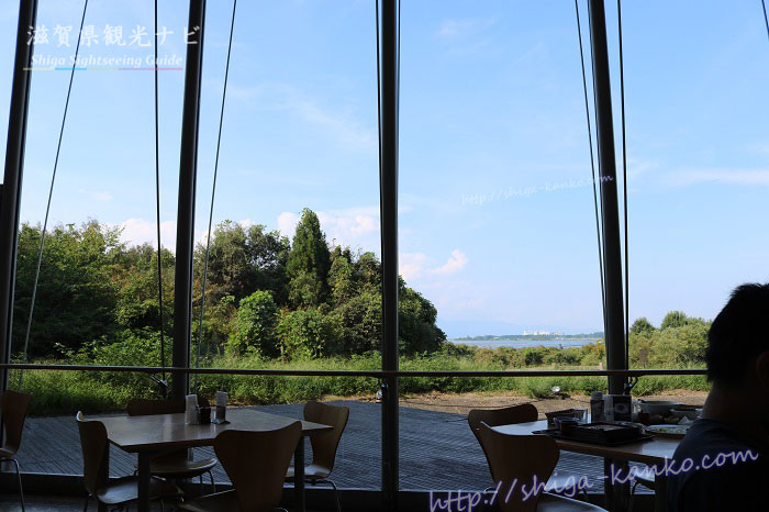 店内から見える琵琶湖の風景