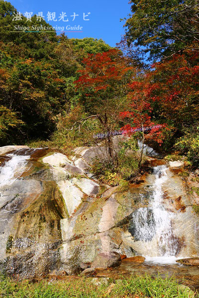 五色の滝と紅葉