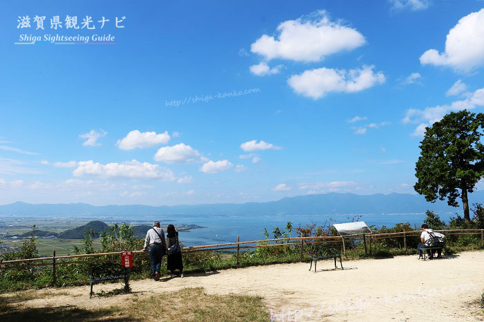 八幡山の山頂から見た琵琶湖