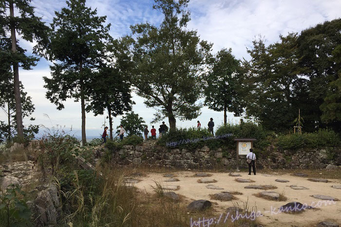 八幡山の山頂から見た安土城跡