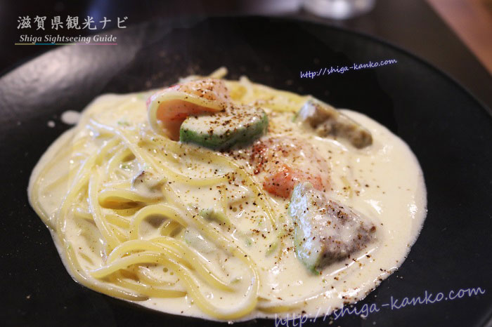 エビとアボカドのクリームソースのパスタ