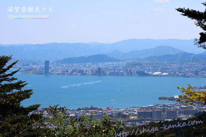 三宮神社からびわ湖が見える景色