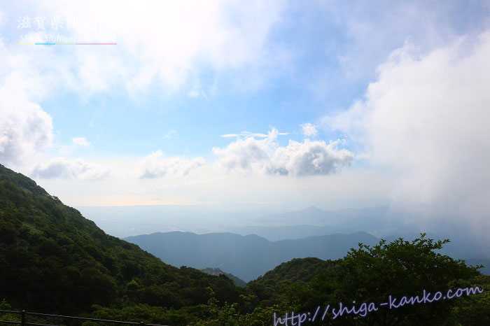 伊吹山から見える琵琶湖と竹生島
