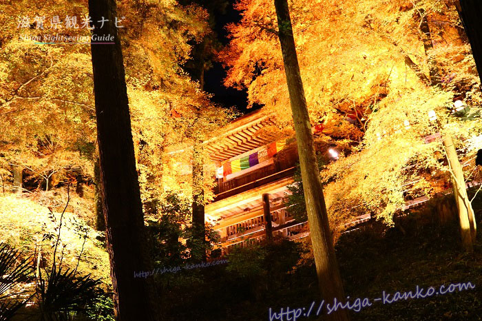 秋のライトアップされた石山寺の本堂