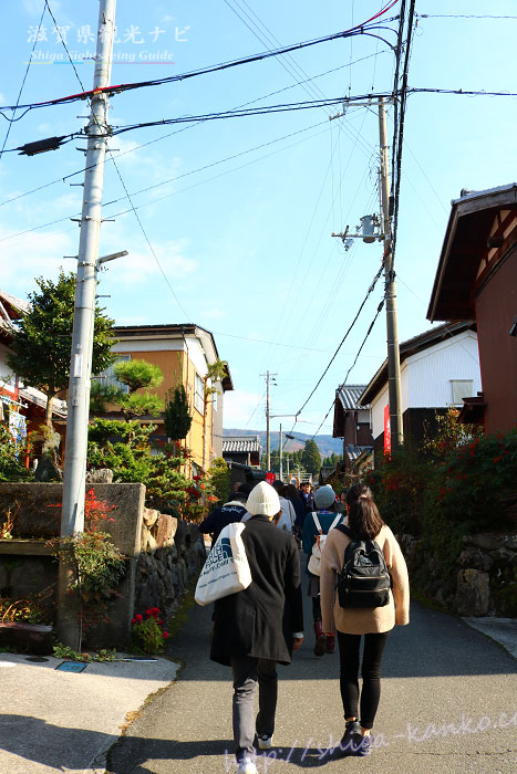 鶏足寺への道