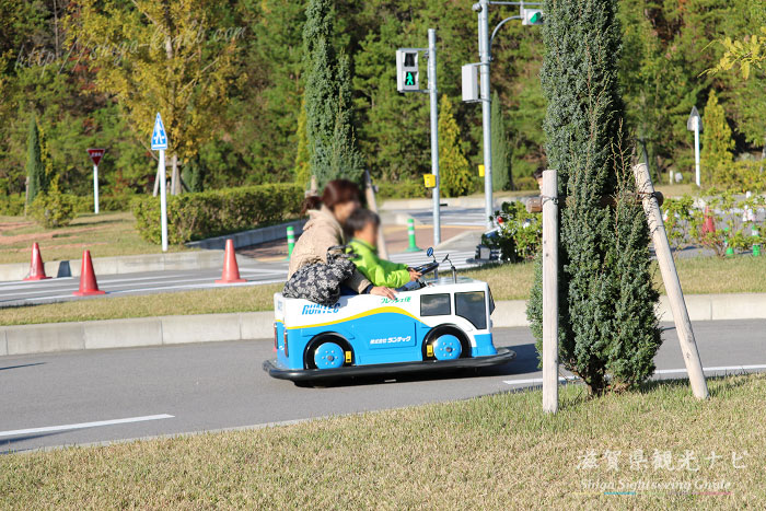 子ども交通公園のEVカーを運転する様子