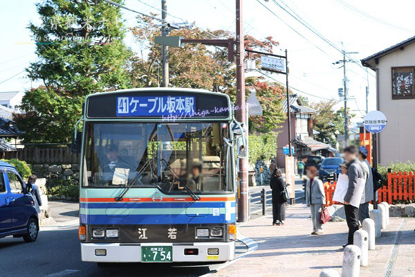 京阪坂本駅のすぐ前のバス停