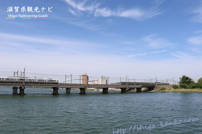 瀬田川の上を走る、JR琵琶湖線