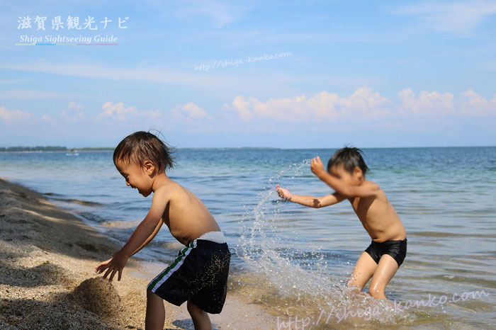 ビーチで遊ぶ子ども